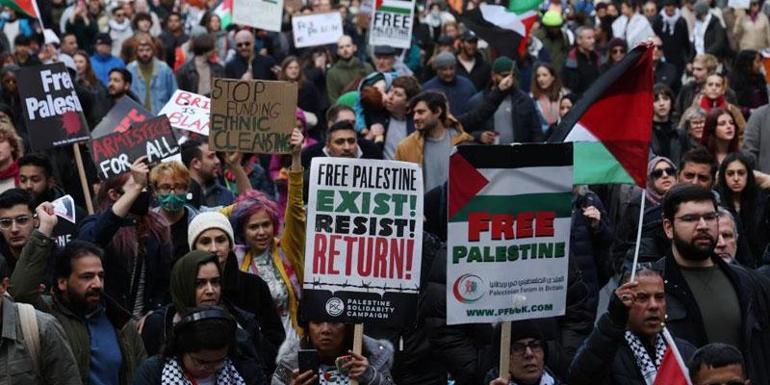 İngiltere’de 300 bin kişi Gazze için yürüdü