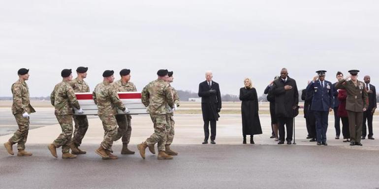 ABD Başkanı Biden 3 ABD askeri için düzenlenen törene katıldı